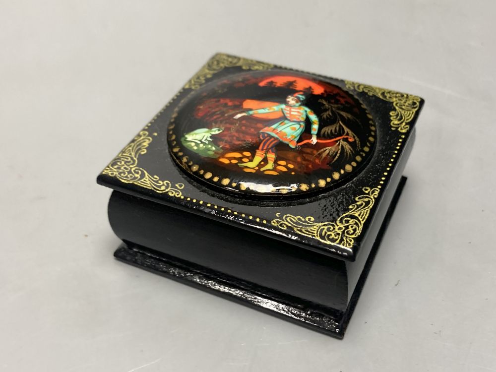 A Carrol Boyes pewter dish, a Russian papier mache snuff box, etc. (5)